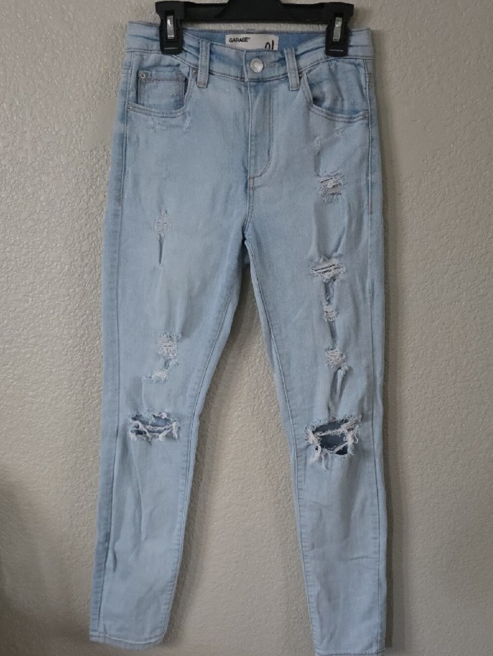 Size 1- Garage Women’s Light Wash Ripped Skinny Jeans